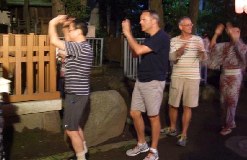 「外国の方々も輪になって」